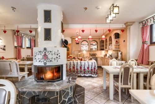 cocina con chimenea en el medio de una habitación en Willa Hiacynta, en Zakopane