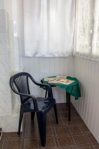 a table and a chair in a room with a window at Двухкомнатная квартира в самом ЦЕНТРЕ Николаева !СОБОРНАЯ! 3 РАЗД МЕСТА in Mykolaiv