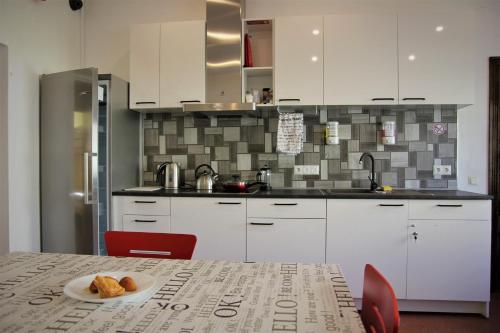 Kuchyň nebo kuchyňský kout v ubytování Central Hostel Jelgava