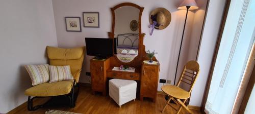 a room with a mirror and a desk and chairs at B&B Isonzo in Turriaco
