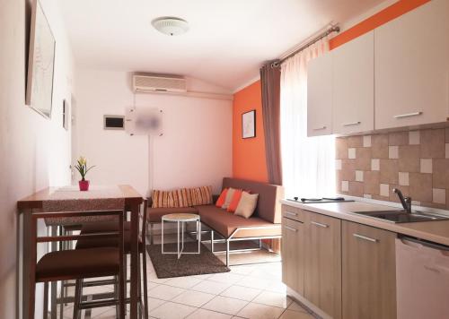 Una cocina y una sala de estar con un sofá. en Pejić Apartments, en Pula
