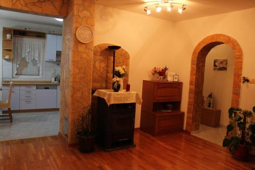 uma cozinha e uma sala de estar com um fogão em Apartments Grmaca em Trogir