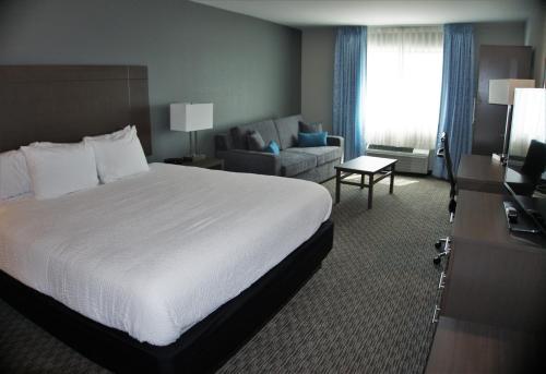 Ένα ή περισσότερα κρεβάτια σε δωμάτιο στο Brookstone Inn & Suites