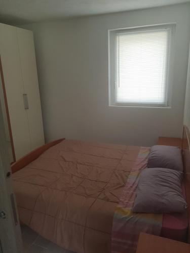 Schlafzimmer mit einem großen Bett und einem Fenster in der Unterkunft La Grolla in Aosta