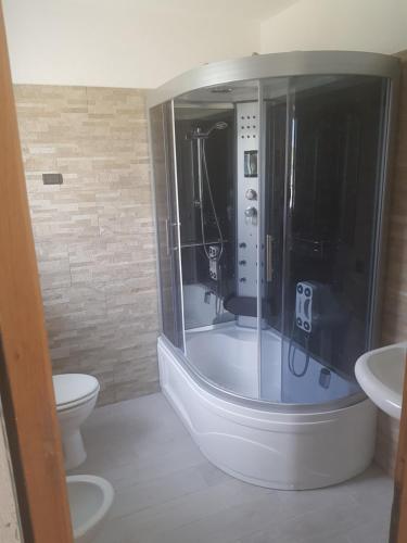 uma casa de banho com uma banheira, um WC e um lavatório. em La Grolla em Aosta