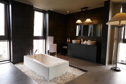 uma grande casa de banho com uma banheira sobre um tapete em Hotel Lacky Daejeon em Daejeon