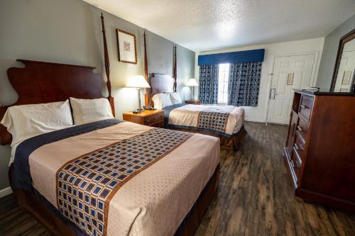 Giường trong phòng chung tại American Inn & Suites Russellville
