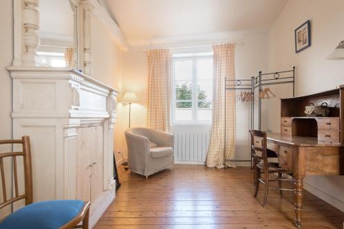 ル・ボワ・プラージュ・アン・レにあるMaison Fleur-de-Selのデスク、椅子、窓が備わる客室です。
