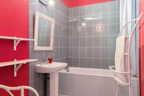 un baño con lavabo y bañera en Maison Fleur-de-Sel, en Le Bois-Plage-en-Ré