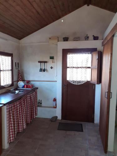 a kitchen with a door and a counter with a table at El Rancho de Chispero in Isla Patrulla