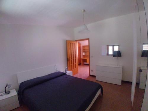 - une chambre avec un lit doté d'un couvre-lit bleu dans l'établissement Terrazza sul cielo, à Bella