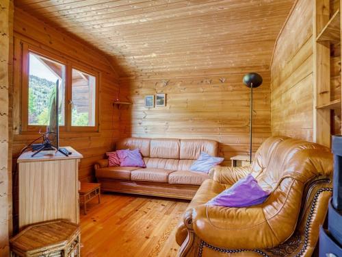 サン・モーリス・シュル・モセルにあるChalet in Saint Maurice sur Moselle with saunaのリビングルーム(革張りのソファ、テレビ付)