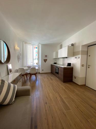a large living room with a couch and a kitchen at Carruggio 151-2 in Sestri Levante