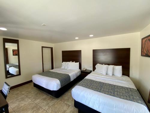 Ένα ή περισσότερα κρεβάτια σε δωμάτιο στο Roswell Inn