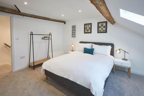 - une chambre avec un grand lit blanc dans l'établissement Host & Stay - Cornerhouse Apartments, à Saltburn-by-the-Sea