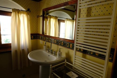 a bathroom with a sink and a mirror at Casa Vacanze Campo d'Arco in Nocera Umbra