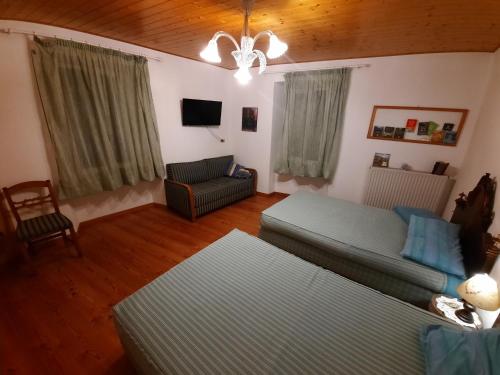 uma sala de estar com uma cama e um sofá em Alla Curva di Elia Manzoni em Malè