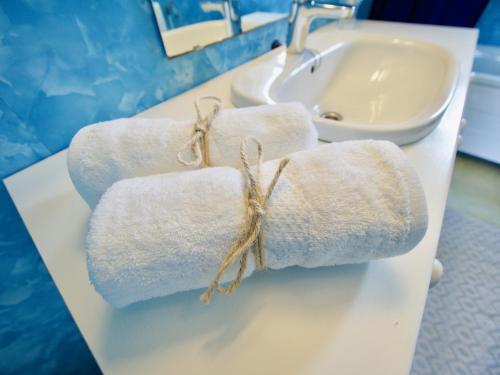 - 2 serviettes sur un comptoir de salle de bains à côté d'un lavabo dans l'établissement Vestfjorden Panorama Lofoten, à Valberg