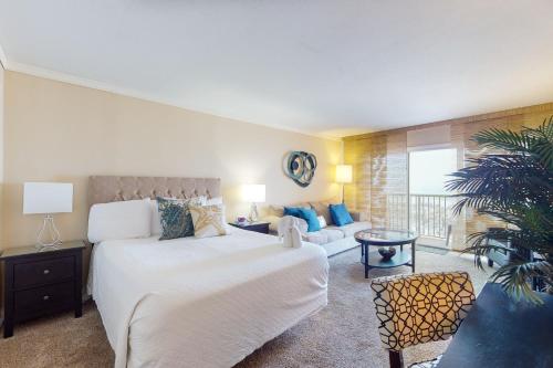1 dormitorio con 1 cama grande y 1 sofá en Islander Condominiums I, en Fort Walton Beach
