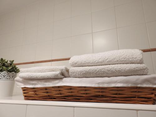una pila de toallas en una cesta en un estante en Ca l'Aloy, en Arfa