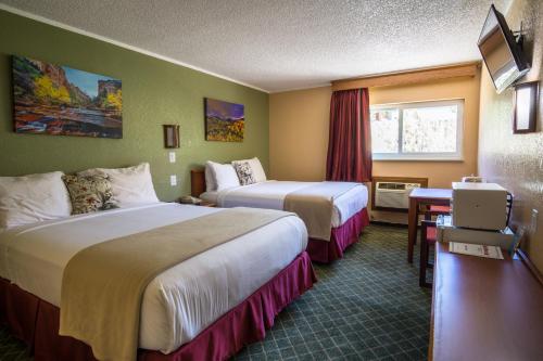 ein Hotelzimmer mit 2 Betten und einem Fenster in der Unterkunft Red River Inn Silt - Rifle in Silt