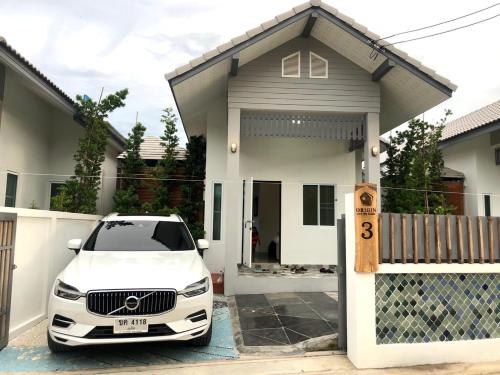 una macchina bianca parcheggiata di fronte a una casa di Origin hua hin poolvilla a Hua Hin