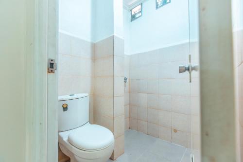 La salle de bains est pourvue d'une douche et de toilettes. dans l'établissement BTX 31 Residence Bintaro, à Peladen