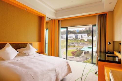 Säng eller sängar i ett rum på Gloria Resorts Jingdezhen Xishan Lake