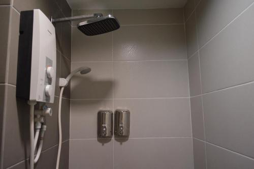 y baño con ducha con cabezal de ducha. en 3 Elements-FIFA-MRT2 Station-WiFi-Self Check-iN, en Seri Kembangan