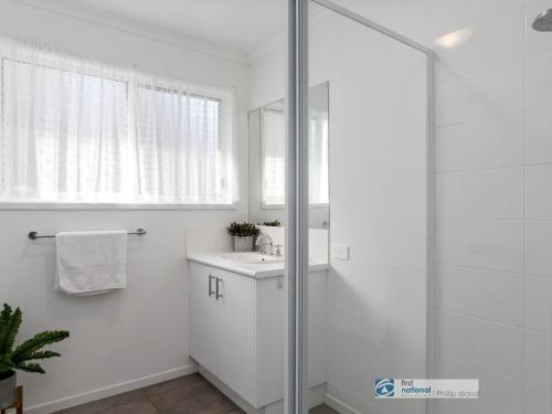 Ventnor的住宿－13 Seacombe Grove，白色的浴室设有水槽和淋浴。