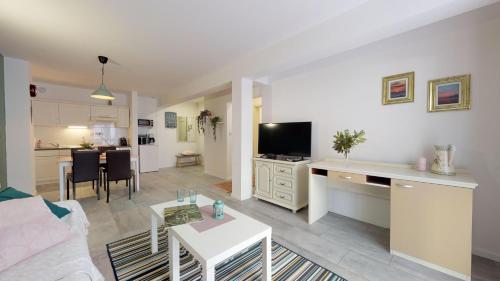 Gallery image of MIRTA apartment by the sea & park in Novigrad Istria