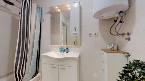 Gallery image of MIRTA apartment by the sea & park in Novigrad Istria