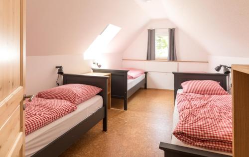 a bedroom with two beds and two windows at WÄLDER: Quartier Bierbronnen in Weilheim
