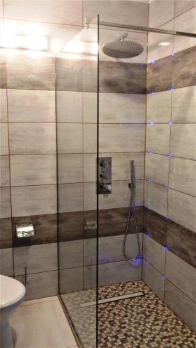 a bathroom with a shower with a toilet and a sink at KLIWER MIĘDZYZDROJE in Międzyzdroje