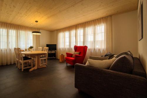 uma sala de estar com um sofá e uma mesa em B&B Ursi em Andermatt