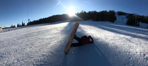 a snowboard laying in the snow on a snow covered slope at Beregynia in Zhdenievo