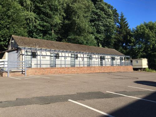 um edifício com um parque de estacionamento em frente em Inn On The Wye em Ross on Wye