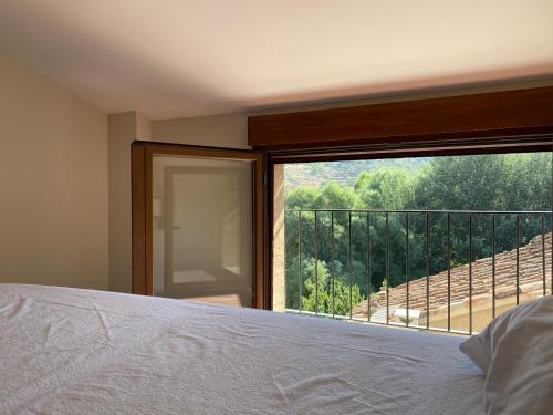 una camera con un letto e una grande finestra di Casa del Portón a Valencia