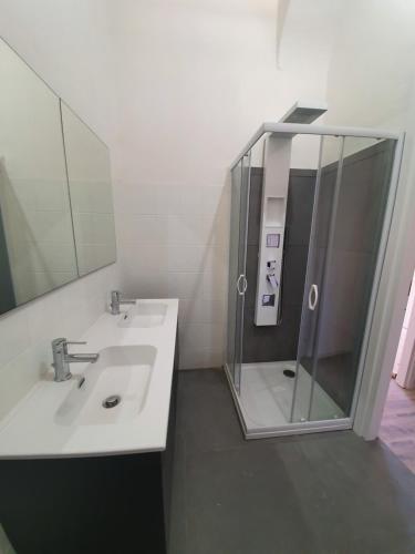 baño con 2 lavabos y ducha de cristal en Casa Setter, en Turín