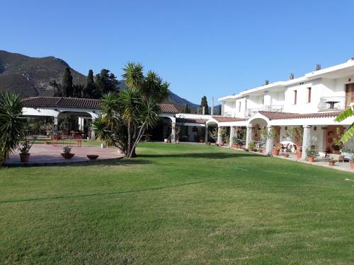 une grande cour devant un bâtiment dans l'établissement Hotel Domu Incantada, à Muravera