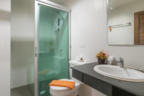 Bathroom sa Lada Krabi Residence Hotel - SHA Plus