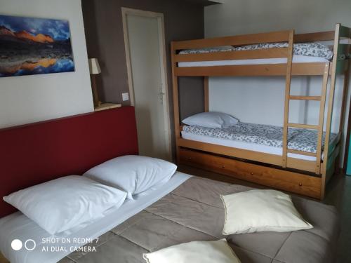 Dviaukštė lova arba lovos apgyvendinimo įstaigoje Chalet Hotel Les Marmottes 2 étoiles NN