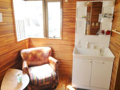 baño con silla y lavamanos en NahaCentaral_10Beds7roomsHouse_190sqm_FreeParking, en Naha
