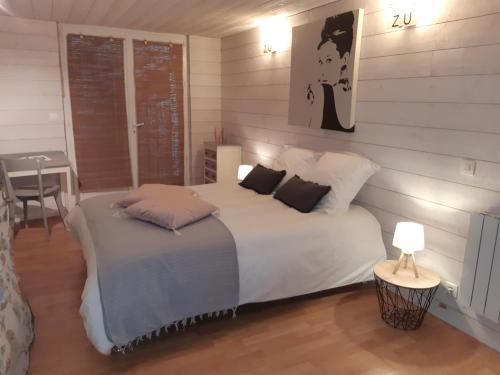 Un pat sau paturi într-o cameră la Le Manaïrou