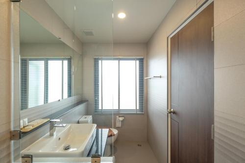 a bathroom with a sink and a mirror at Monte Maesot hotel in Mae Sot