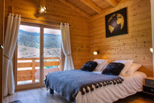 阿爾利河畔普拉茲的住宿－Chalet le Feston，一间卧室设有一张床和一个大窗户