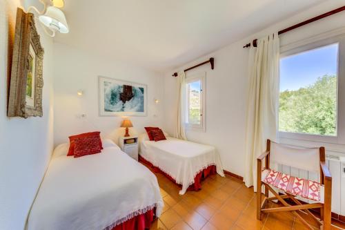 Postel nebo postele na pokoji v ubytování Villa Cala San Vicente - Can Botana 6