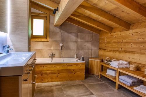 阿爾利河畔普拉茲的住宿－Chalet le Feston，带浴缸和盥洗盆的浴室