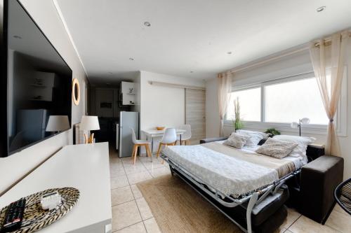 une chambre avec un lit et une salle à manger dans l'établissement Cosy apartment + secured PARKING, à Cannes