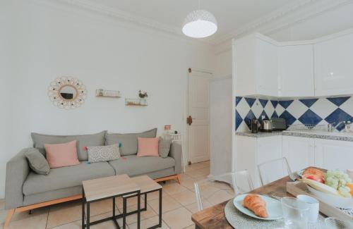 un salon avec un canapé et une table dans l'établissement 30 mètres de la plage et des planches. Tout à pied !, à Trouville-sur-Mer